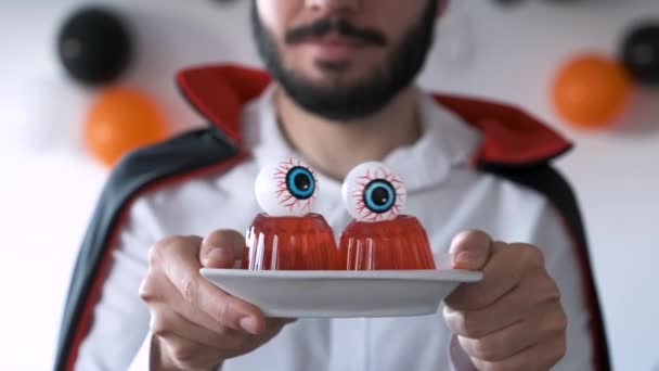 Man Dressed Vampire Moving Red Jelly Eyeballs Costume Halloween Party — Stockvideo