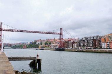 Bizkaia asma köprüsü ve Portekiz 'de Nervion nehri, Bask Ülkesi, İspanya.