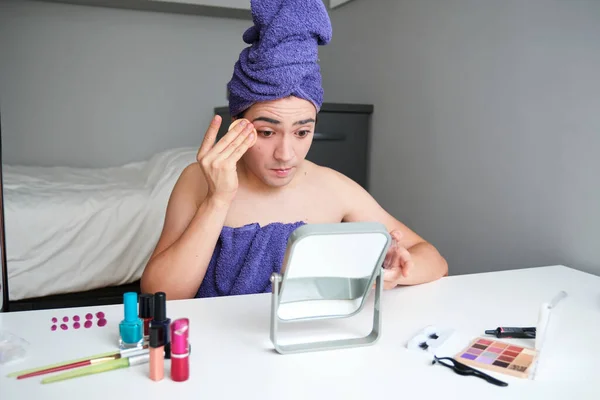 Joven Drag Queen Aplicando Maquillaje Base Después Ducha Con Una — Foto de Stock