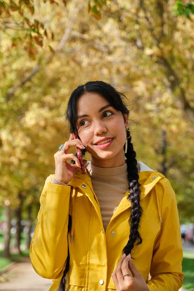 Ung Latinska Flicka Ler Talar Smartphone Gatan Höst — Stockfoto