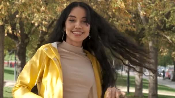 若いですラテン女の子ダンスBachata身に着けていますで黄色レインコートでストリートで秋 — ストック動画