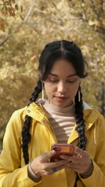 Jovem Menina Latina Sorrindo Usando Smartphone Rua Outono — Vídeo de Stock