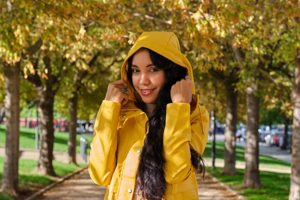 Mladá Latinská Dívka Oblečená Žlutém Plášti Kapucí Hlavě Při Pohledu — Stock fotografie