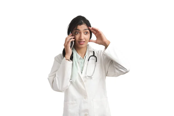 年轻的委内瑞拉女医生惊讶地在智能手机上说话 在白色背景下被隔离 — 图库照片