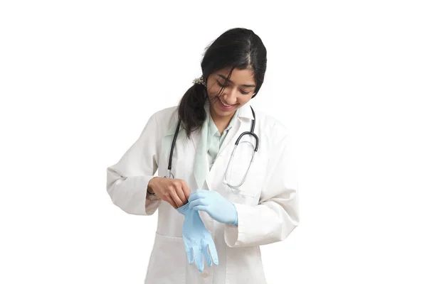 年轻的委内瑞拉女医生面带微笑 戴着蓝色手套 在白色背景下被隔离 — 图库照片