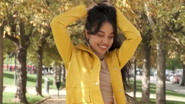 Осенью Молодая Латиноамериканка Танцует Бачату Жёлтом Плаще Улице — стоковое видео