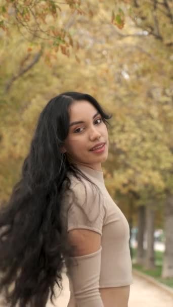 Tineri Latin Fata Cotitură Jurul Valorii Uita Aparat Fotografiat Zâmbind — Videoclip de stoc