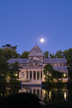 Buen Emeklilik Parkı 'ndaki Crystal Palace' ın gece görüşü. Madrid, İspanya. Kristal Palacio.
