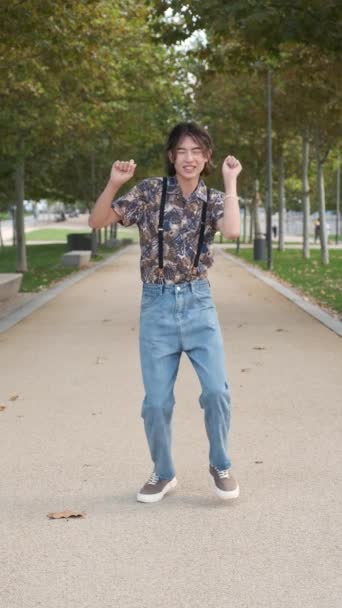 Молодий Тайванський Чоловік Посміхається Танцює Рок Рол Парку — стокове відео