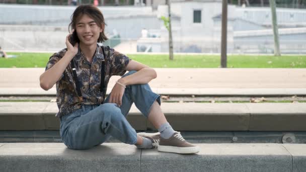Joven Taiwanés Sonriendo Hablando Teléfono Inteligente Calle — Vídeos de Stock