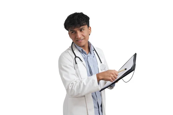 Jonge Peruviaanse Mannelijke Dokter Die Wijst Naar Een Document Een — Stockfoto