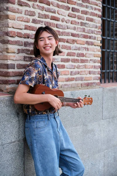 Genç Tayvanlı Adam Sokakta Gülümseyip Akustik Ukulele Gitar Çalıyor — Stok fotoğraf