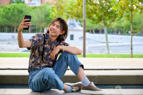 Νεαρός Ασιάτης Βγάζει Μια Selfie Smartphone Στο Δρόμο — Φωτογραφία Αρχείου