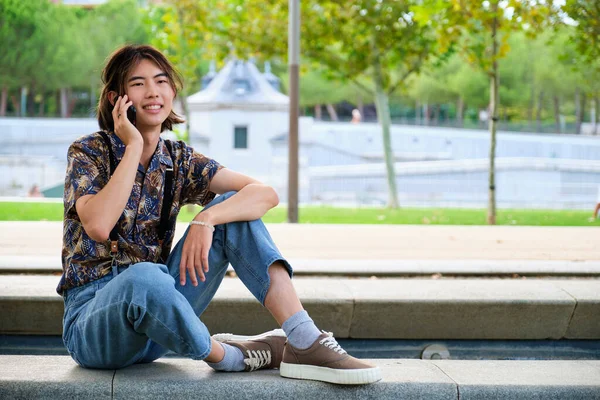 Mladý Asijský Muž Mluví Smartphone Ulici — Stock fotografie