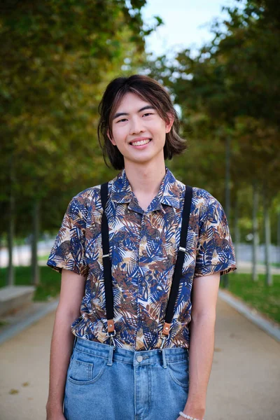 Πορτρέτο Ενός Νέου Ταϊβανού Άνδρα Χαμογελώντας Και Κοιτάζοντας Κάμερα Ένα — Φωτογραφία Αρχείου