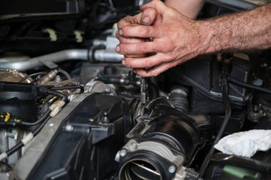 Araba tamircisi elleri, motor gazını değiştiriyor. Mekanik atölyesi.