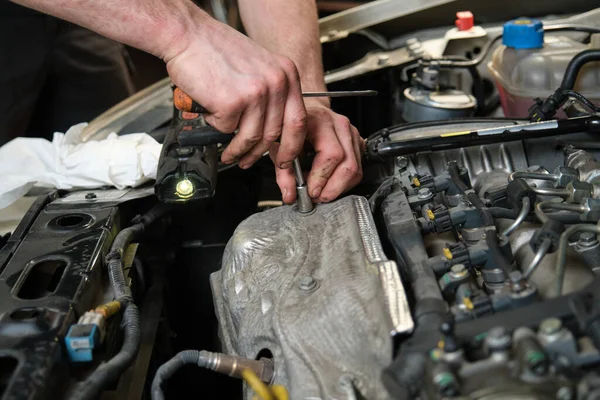 Detailní Záběr Rukou Automechanik Dělá Auto Servis Údržbu Workshop Mechaniky — Stock fotografie