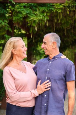 Mutlu, olgun bir çift, gülümsüyor ve birbirlerini parklarda arıyorlar..