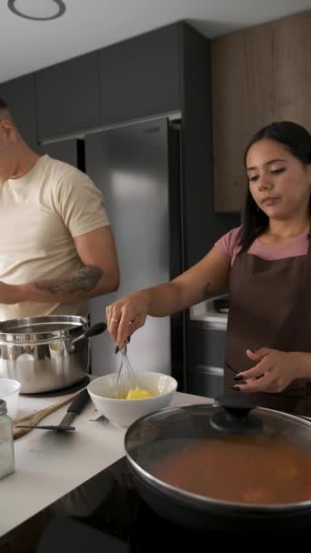 Mladá Venezuelská Žena Bití Vejce Připravit Náplň Pro Arepas Kuchyni — Stock video