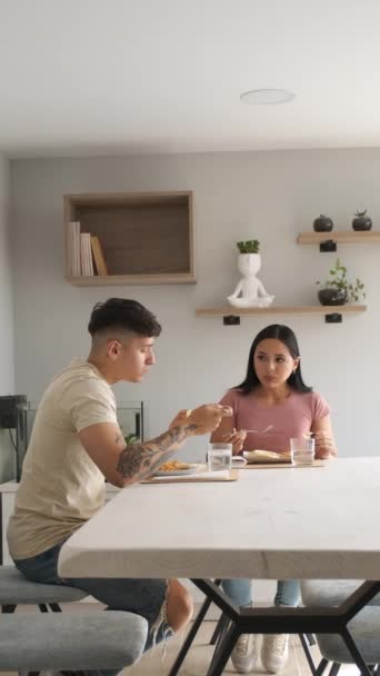 Två Unga Latinamerikaner Äter Traditionella Arepas Vardagsrummet — Stockvideo