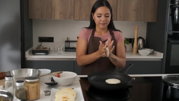 Mladá Venezuelská Žena Formuje Těsto Arepy Vaří Pánvi Kuchyni — Stock video