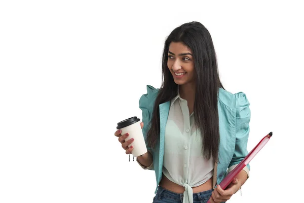 Jonge Venezolaanse Vrouw Glimlachend Met Koffie Folder Geïsoleerd Witte Achtergrond — Stockfoto