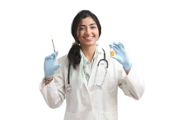 年轻的委内瑞拉女医生拿着注射器和小瓶 在白色背景下被隔离 — 图库照片