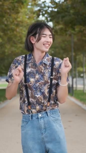 Jeune Homme Asiatique Souriant Dansant Rock Roll Dans Parc — Video