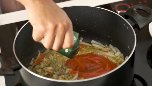 Oigenkännlig Person Som Förbereder Tomatsås Rör Stor Gryta — Stockvideo
