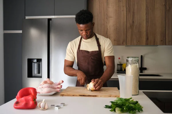Young Black Man Cutting Onion Prepare Chicken Recipe Kitchen — Stock Photo, Image