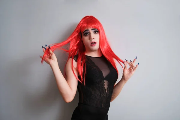 Portret Transseksualisty Patrzącego Kamerę Czerwonej Peruce Szarym Tle Lgbtq Pedał — Zdjęcie stockowe