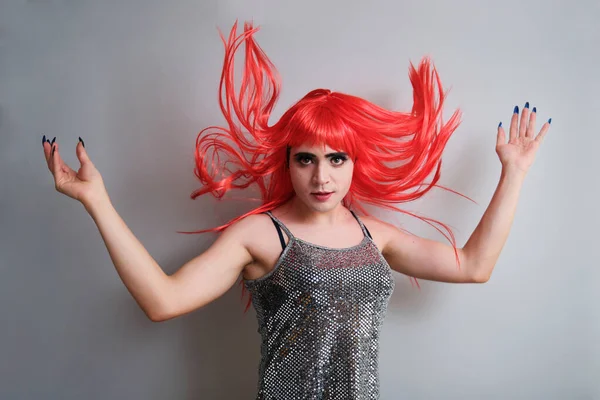 Retrato Drag Queen Con Una Peluca Roja Mirando Cámara Sobre —  Fotos de Stock