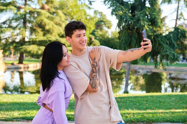 Δύο Νεαροί Λατίνοι Φίλοι Βγάζουν Selfie Smartphone Και Χαμογελούν Στο — Φωτογραφία Αρχείου