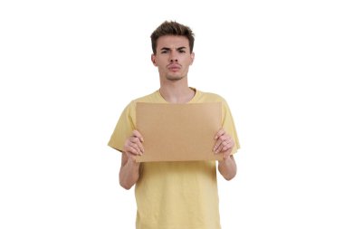 Beyaz arka planda izole edilmiş, elinde bayrak tutan kızgın beyaz bir genç..