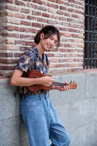 Genç Asyalı Adam Gülümsüyor Akustik Ukulele Gitar Çalıyor — Stok fotoğraf