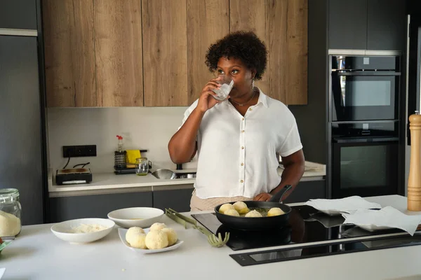 Young Cuban Woman Drinking Water While Frying Mashed Potatoes Balls — Stock Photo, Image