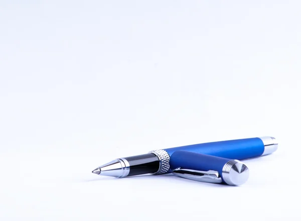 Синяя ручка и кепка — стоковое фото