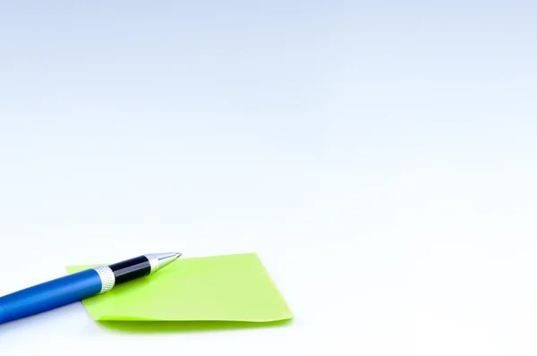 Blauer Stift und Klebezettel. unten links — Stockfoto