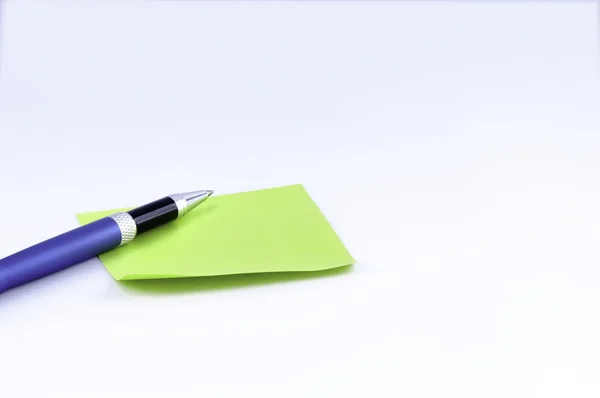 Синяя ручка и клейкая нота. левый центр — стоковое фото
