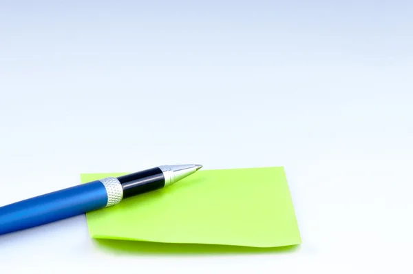 Blue pen and adhesive note — Stock Photo, Image