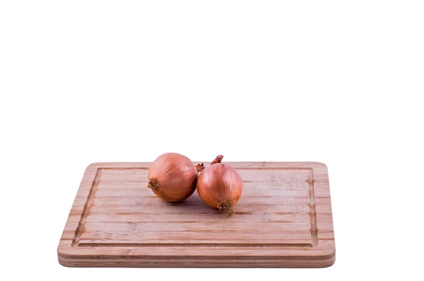 Cebollas sobre tabla de cortar — Foto de Stock