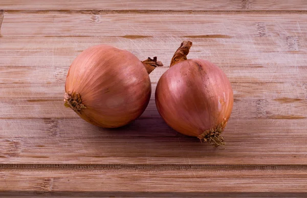 Cebollas en primer plano tabla de cortar —  Fotos de Stock