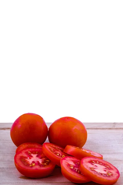 Gehackte und ganze Tomaten auf Schneidebrett — Stockfoto