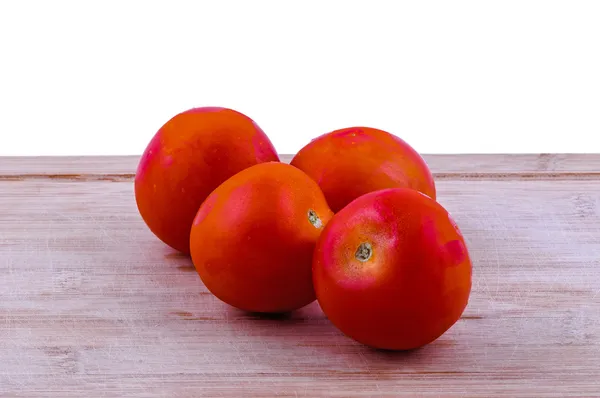 Doğrama kurulu portre üzerinde domates — Stok fotoğraf