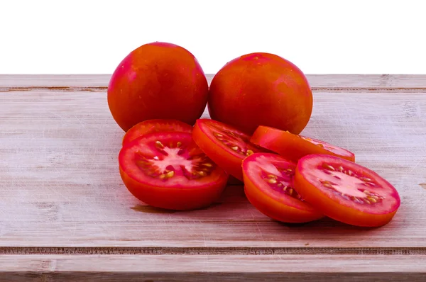 Gehackte und ganze Tomaten auf Schneidebrett — Stockfoto