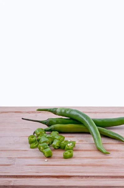 Pimentas verdes picadas em tábua de cortar — Fotografia de Stock