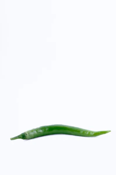 Zelené chilli na bílém pozadí — Stock fotografie