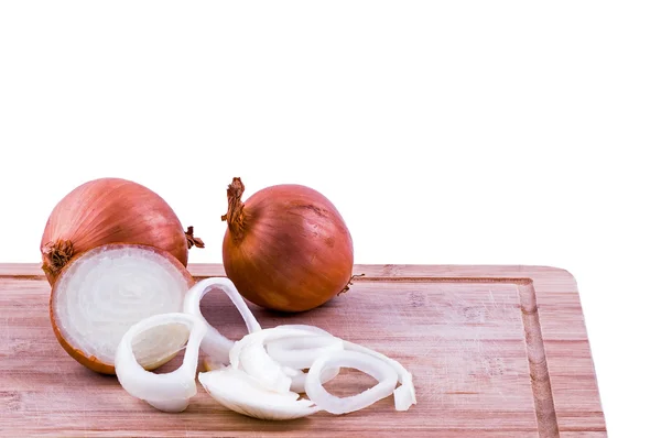 Bulbos de cebolla y cebollas picadas en la tabla de cortar vista lateral — Foto de Stock