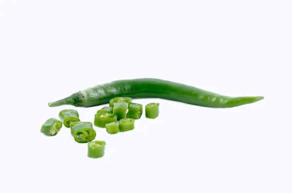 Chili verde picado sobre fondo blanco Imagen de stock