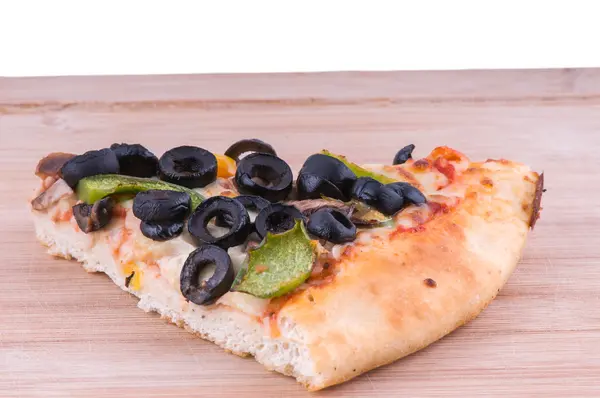 doğrama kurulu üzerinde pizza dilimi kapatın
